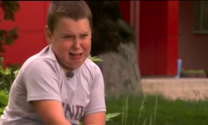 《抖音》小胖孩绷不住了梗的意思介绍